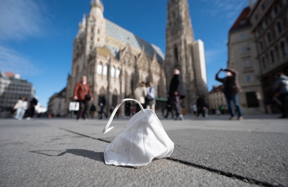 epaselect epa09725106 A face mask on the street in the center of Vienna, Austria, 03 february 2022. A session of the Austrian Federal Council was taking place in Vienna to debate mandatory Covid-19 va ...