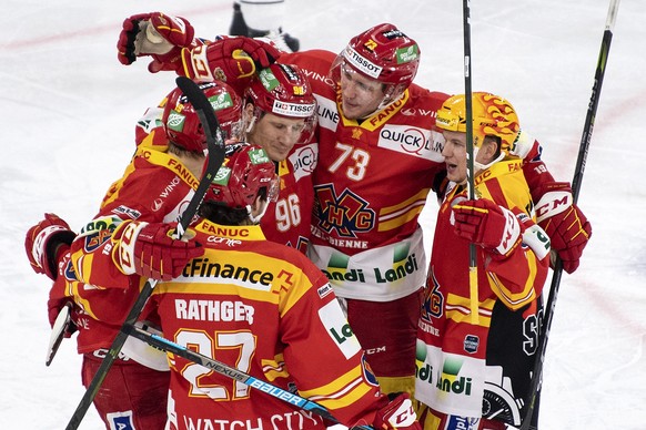 Biels Spieler feiern ihren Treffer zum 4:3 im Eishockey Meisterschaftsspiel der National League zwischen dem EHC Biel und dem EV Zug, am Freitag, 10. Januar 2020, in der Tissot Arena in Biel. (KEYSTON ...