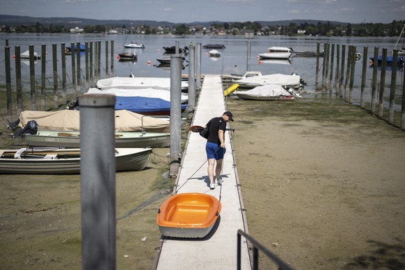 KEYPIX - Ein Mann zieht sein Beiboot zu Wasser am Untersee, dem westlichen Teil des Bodensees, am Donnerstag, 23. Juli 2026, in Mannenbach-Salenstein. Der See weist fuer die Jahreszeit ein Rekordtief  ...