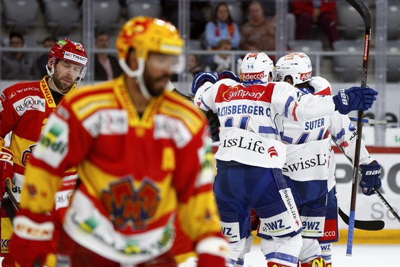 Zuerichs Spieler jubeln nach dem Tor zum 0-4 durch Zuerichs Topscorer Fredrik Pettersson neben Biels Beat Forster, links, und Biels Topscorer Robbie Earl, im Eishockey Meisterschaftsspiel der National ...