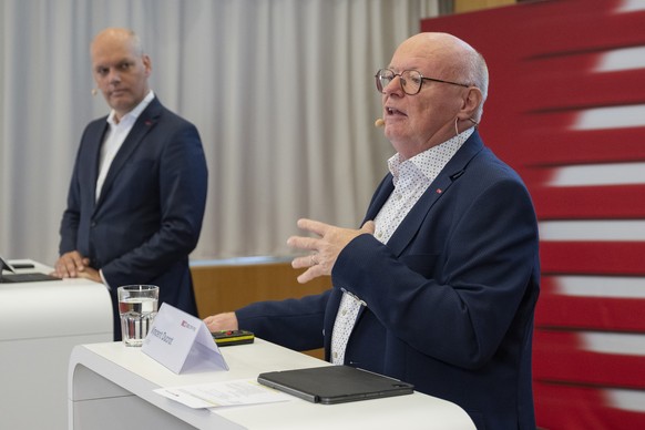 Vincent Ducrot, CEO SBB, rechts, und Franz Steiger, CFO SBB, praesentieren die Halbjahreszahlen des Bahnunternehmen, am Mittwoch, 27. August 2025, in Bern..(KEYSTONE/Peter Schneider)