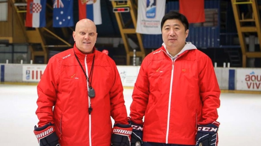 China-Trainer Juha Nurminen mit Assistent Hu Jiang in der Trainingshalle in Belgrad.