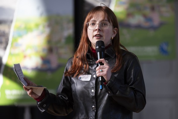 Mirjam Hostetmann, Praesidentin JUSO, spricht beim Treffpunkt der Initianten der Umweltverantwortungsinitiative, am Sonntag, 9. Februar 2025, im Progr in Bern. Das Stimmvolk stimmt heute ueber die Umw ...