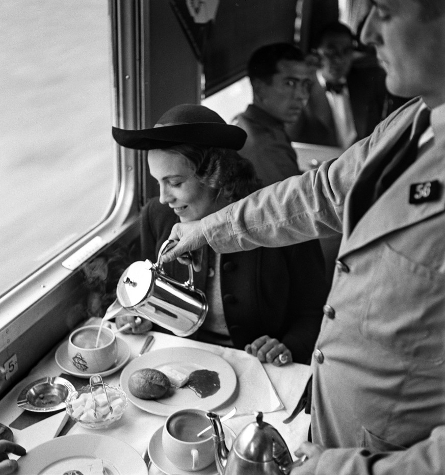 SCHWEIZ SBB SPEISEWAGEN
Ein Mitarbeiter der Schweizerischen Speisewagengesellschaft, SSG, bedient eine Bahnreisende beim Fruehstueck in einem Speisewagen der SBB, aufgenommen am 21. April 1941. (KEYST ...