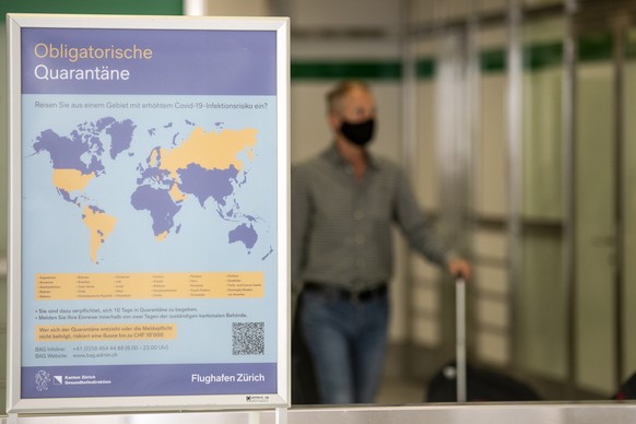 Ein Plakat weist auf die Obligatorische Quarantaene bei der Einreise aus bestimmten Laendern, bei der Ankunft am Flughafen Zuerich, aufgenommen am Dienstag, 21. Juli 2020. (KEYSTONE/Alexandra Wey)