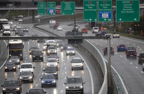 Autos fahren in dichtem Verkehr auf nasser Fahrbahn auf der Autobahn A1 bei Bern, am Freitag, 4. Oktober 2019. (KEYSTONE/Peter Klaunzer)