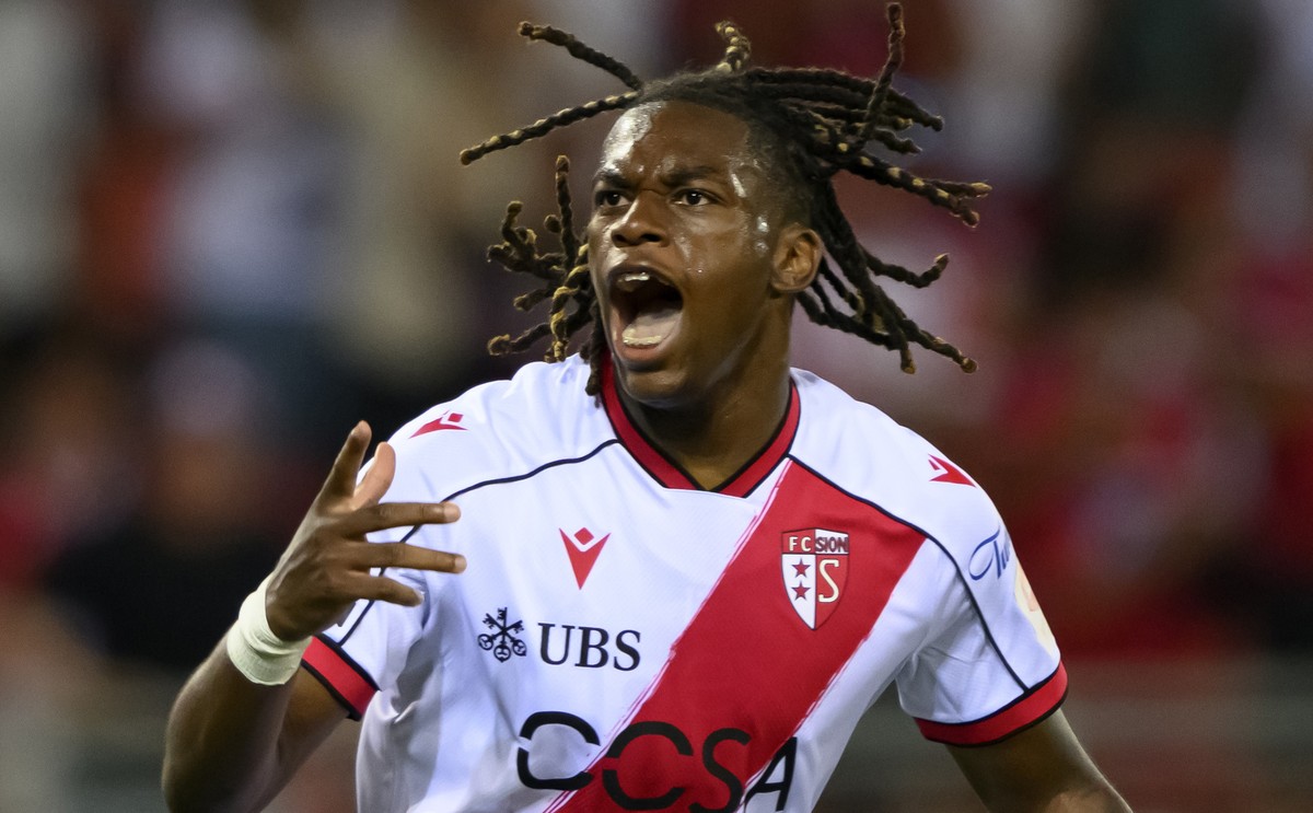 epa13167644 Sion's Winsley Boteli celebrates the 1-1 goal during the second leg of the UEFA Conference League qualifying third round soccer match between Switzerland's FC Sion and Armenian F ...