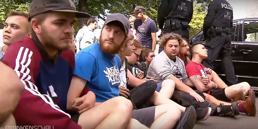 Nürnberg: Spontane Sitzblockade aus Protest gegen die Abschiebung eines Afghanen.