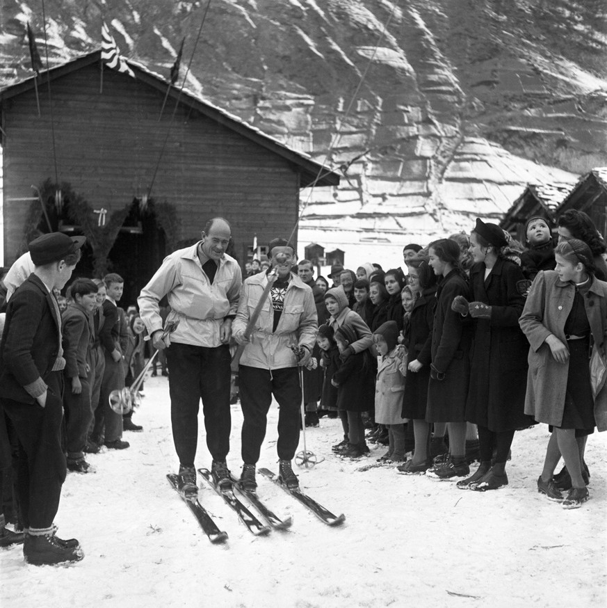 Famous ski racer Otto Furrer (left) uses the new ski-lift, which has just been inaugurated, pictured on December 20, 1942 in Zermatt in the canton of Valais, Switzerland. (KEYSTONE/PHOTOPRESS-ARCHIV/H ...