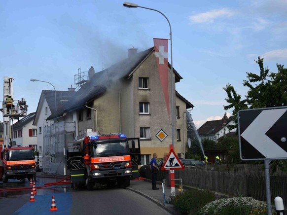 Beim Brand in einem Mehrfamilienhaus in Steinach SG gab es am Mittwochabend eine leicht verletzte Person. (Bild: Kantonspolizei St. Gallen)