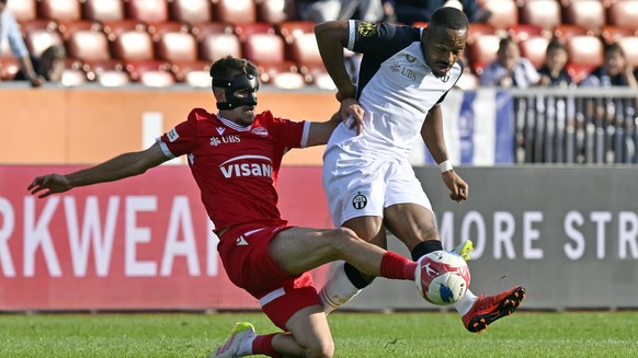 Der Zuercher Matthias Phaeton ,rechts, gegen den Thuner Mattias Kaeit, links, beim Fussballspiel der Super League FC Zuerich gegen den FC Thun im Stadion Letzigrund in Zuerich am Samstag, 23. August 2 ...