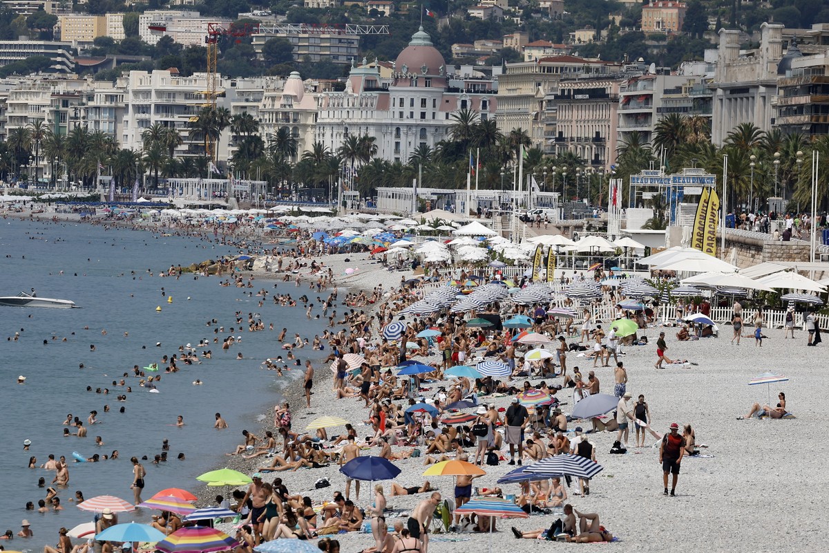 epa12206529 People visit a beach in Nice, southern France, 30 June 2025. Temperatures reached up to 38 degrees Celsius in Nice. EPA/SEBASTIEN NOGIER