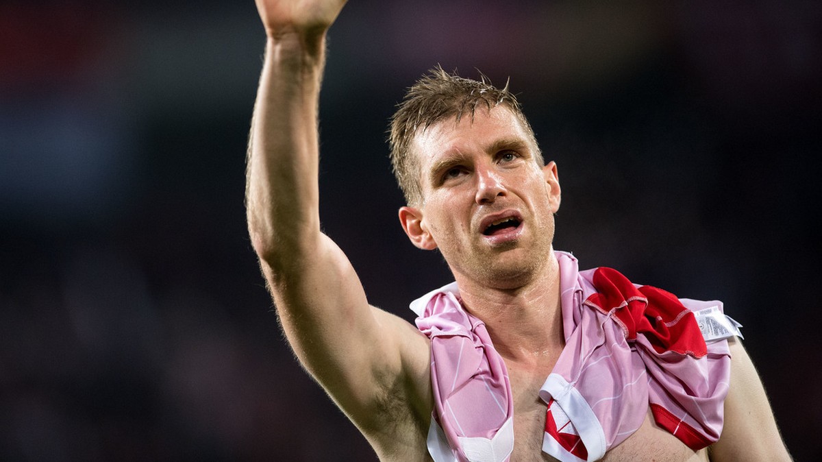 Fußball: Europa League, 1. FC Köln - FC Arsenal, Gruppenphase, Gruppe H, 5. Spieltag am 23.11.2017 in Köln (Nordrhein-Westfalen). Arsenals Per Mertesacker bedankt sich nach der Partie bei den Fans. (K ...