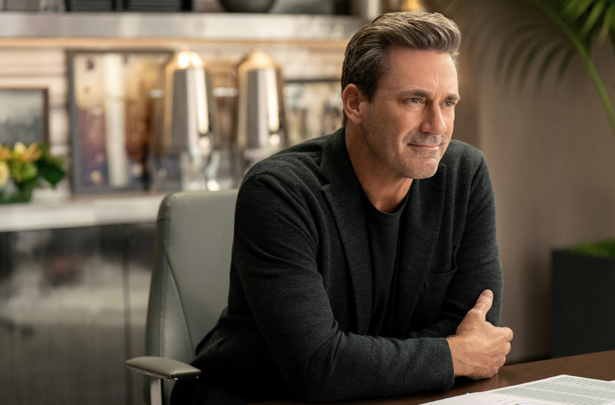 Jon Hamm fait son entrée dans l'arène médiatique de The Morning Show.