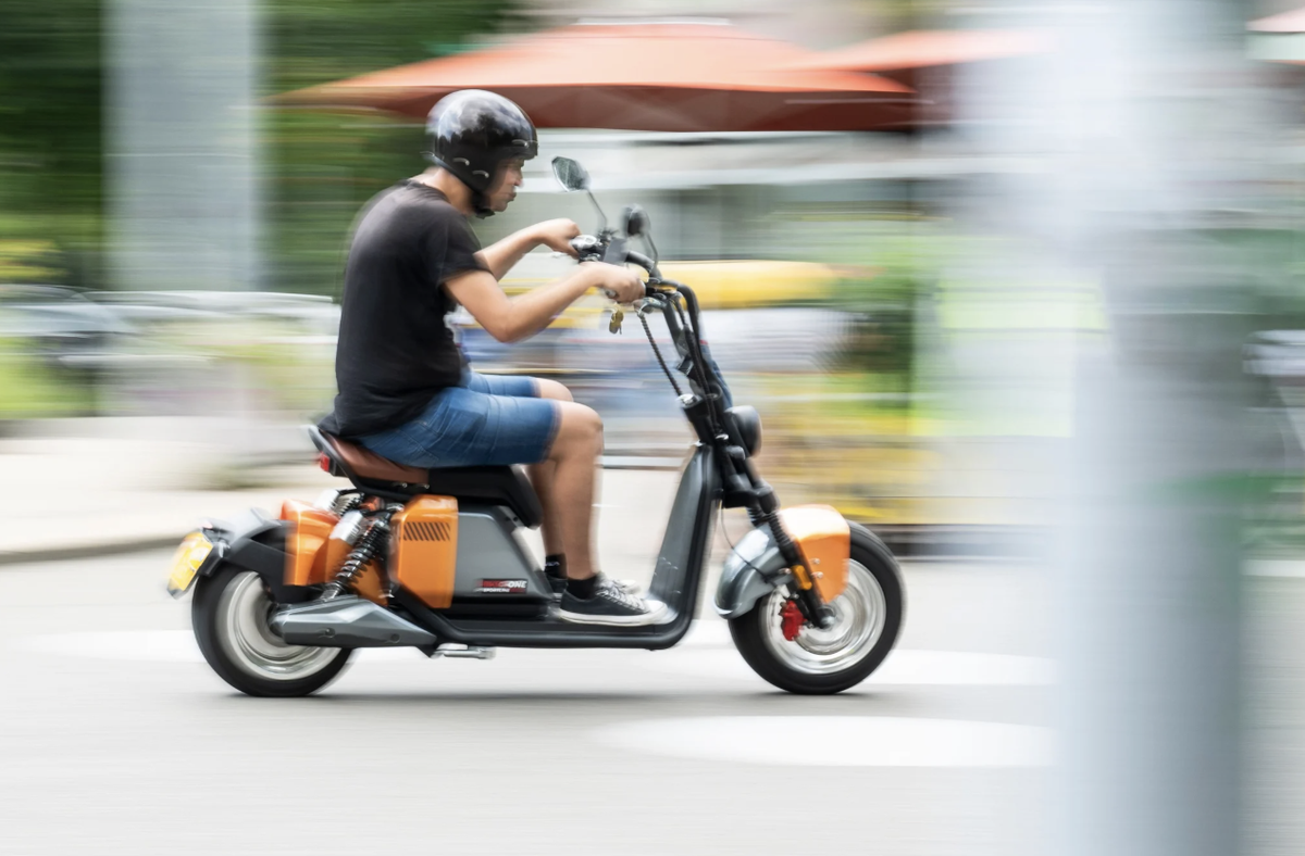 Helm ist optional: E-Roller-Lenker fährt über den Bullingerplatz in Zürich.