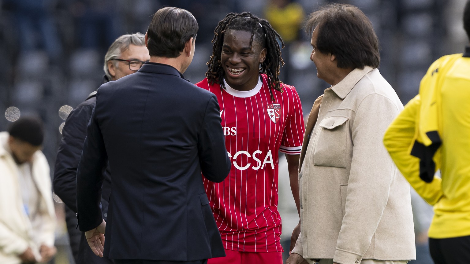 Winsley Boteli (SIO), Mitte, spricht mit Trainer Gerardo Seoane (YB), links, und neben der Praesident des FC Sion Christian Constantin, rechts, nach dem Unentschieden (3:3) im Fussball Meisterschaftss ...