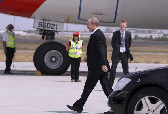 Stechschritt zum Flugzeug: Putin reist aus Brisbane ab – frühzeitig.