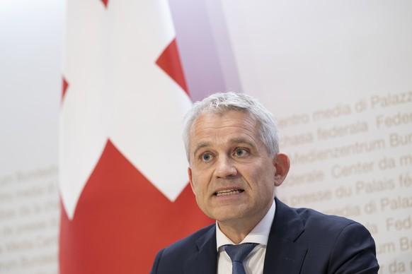 Bundesrat Beat Jans, spricht waehrend einer Medienkonferenz ueber der Flugpassagierdatengesetz, am Mittwoch, 15. Mai 2024, im Medienzentrum Bundeshaus in Bern. (KEYSTONE/Anthony Anex)