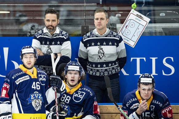 Zugs Lino Martschini, Zugs Assistenztrainer Josh Holden, Zugs Sven Senteler, Zugs Cheftrainer Dan Tangnes und Zugs Gregory Hofmann, von links, im Eishockey Spiel der National League zwischen dem EV Zu ...