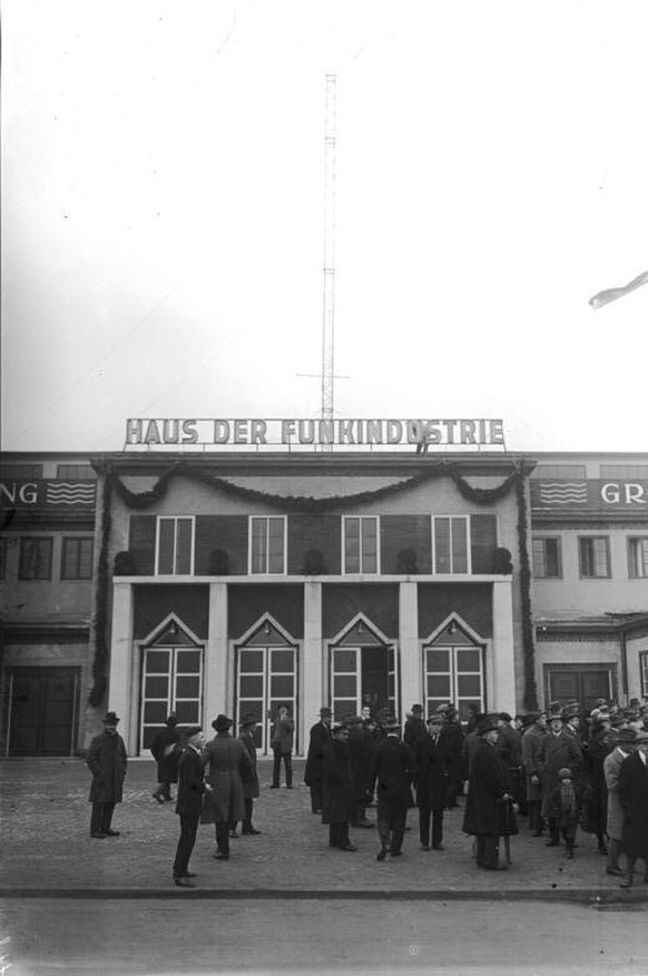 4. Dezember 1924: Eröffnung der grossen Funkausstellung am Berliner Kaiserdam. Blick auf den Haupteingang am Eröffnungstag.