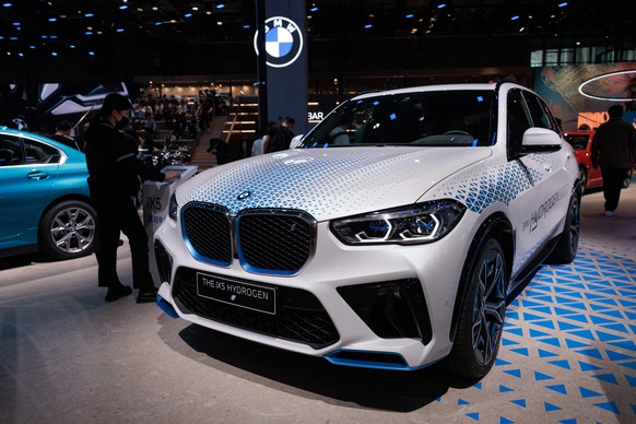 epa10580066 An iX5 hydrogen powered car stands on display at the BMW company booth, during the second press day of the 20th Shanghai International Automobile Industry Exhibition, in Shanghai, China, 1 ...