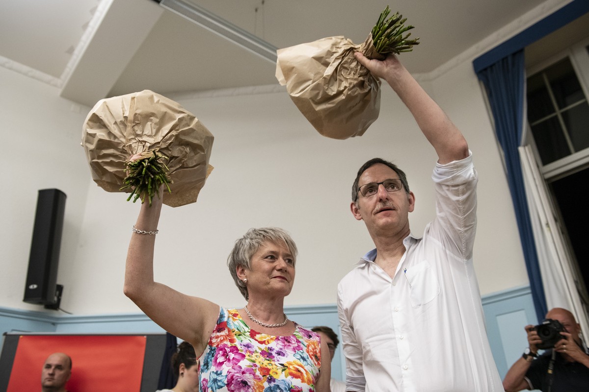 Mario Fehr, rechts, und Jacqueline Fehr, links, nach ihrer Wiederwahl an der Ausserordentlichen Delegiertenversammlung der SP Kanton Zuerich, im Volkshaus, in Zuerich, am Dienstag, 29. Mai 2018. Die D ...