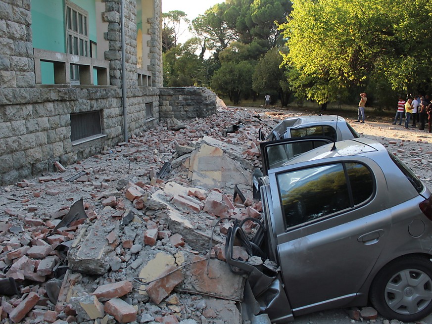 Zerstörte Autos nach den starken Erdbeben in Albanien.
