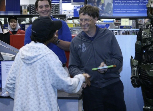 Bill Gates verkauft das erste Exemplar von «Halo 3» in einem Best Buy (2007).