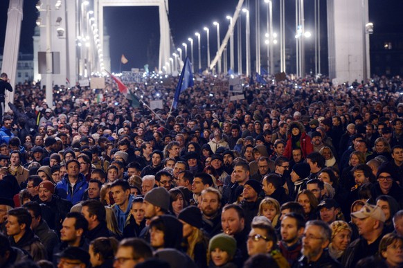 Proteste am Dienstagabend gegen die Internet-Steuer in Budapest.