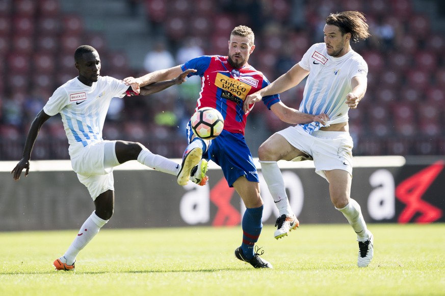 Zuerich&#039;s Gilles Yapi, links, und Zuerich&#039;s Alain Nef, rechts, spielen um den Ball gegen Chiasso&#039;s Deniz Mujic, Mitte, am Challenge League Fussballspiel zwischen dem FC Zuerich und dem  ...