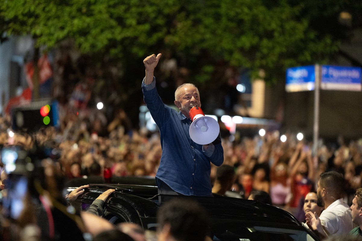 epa13332183 Brazilian President Luiz Inacio Lula da Silva, who won the runoff election with 51.79 percent of the vote, compared to 48.21 percent for far-right Senator Flavio Bolsonaro, speaks to suppo ...