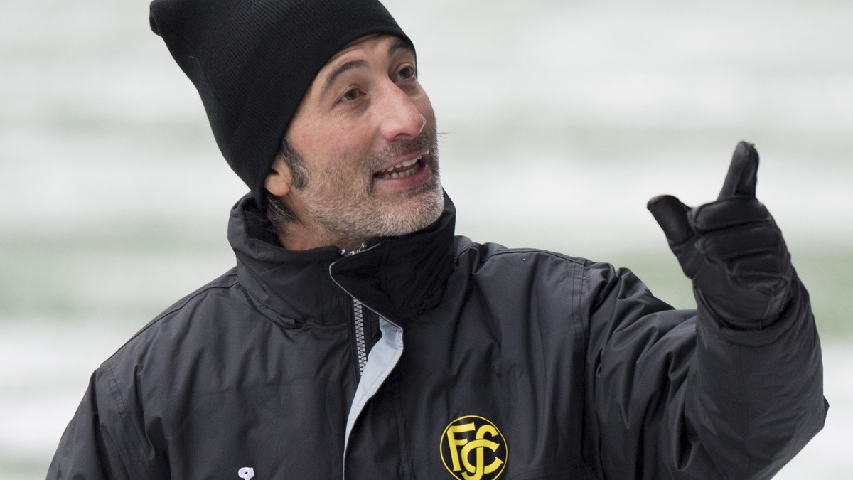 04.01.2016; Schaffhausen; Fussball Challenge League - Murat Yakin, Trainer FC Schaffhausen, waehrend des Trainings im neuen Lipo Park(Steffen Schmidt/freshfocus)