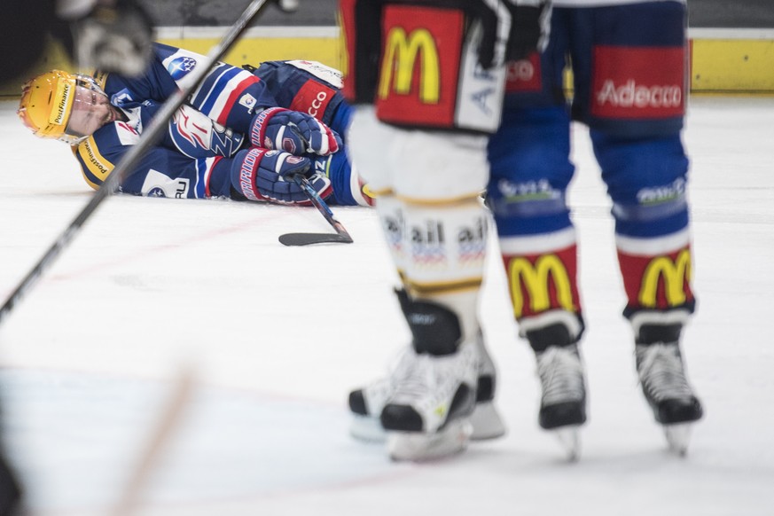 Zuerichs Topscorer Robert Nilsson liegt schmerzverzerrt auf dem Eis im ersten Playoff-Viertelfinalspiel der National League A zwischen den ZSC Lions und dem HC Lugano am Samstag, 4. Maerz 2017, im Hal ...