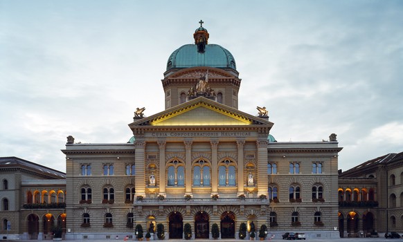 ARCHIVE --- VOR 10 JAHREN, AM 1. AUGUST 2004, WURDE IN BERN DER NEUGESTALTETE BUNDESPLATZ VOR DEM BUNDESHAUS EINGEWEIHT. ZUM BUNDESPLATZ STELLEN WIR IHNEN DIESES BILD ZUR VERFÜGUNG --- View of the new ...