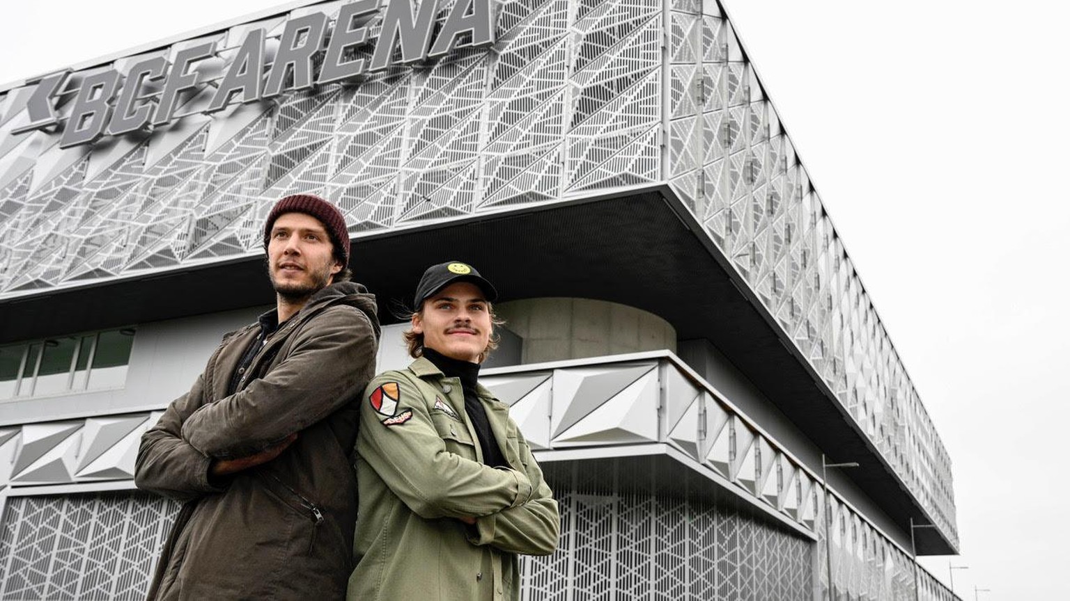 Julien Sprunger und Sandro Schmid vor der BCF Arena von Fribourg-Gottéron