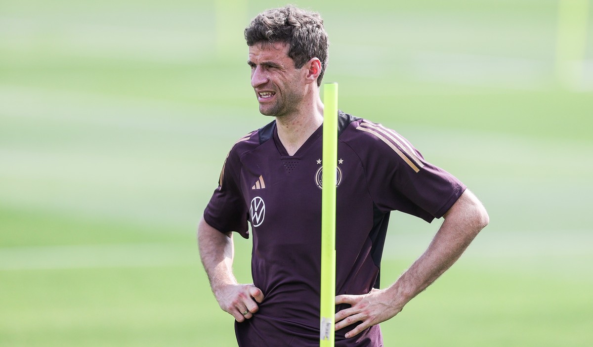 epa10313964 Thomas Mueller attends the German national team's training session in Al Ruwais, Qatar, 19 November 2022. Germany is preparing for the FIFA World Cup 2022 in Qatar with their first ma ...