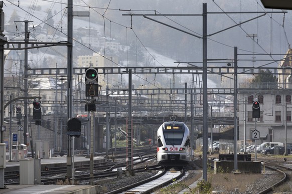 ARCHIVBILD ZUR MK DES BUNDESRATES UEBER DEN BAHNAUSBAUSCHRITT 2035, AM MITTWOCH 31. OKTOBER 2018 - A FLIRT Stadler Rail train of the Suedostbahn leaves a train station in St. Gallen, Switzerland, phot ...