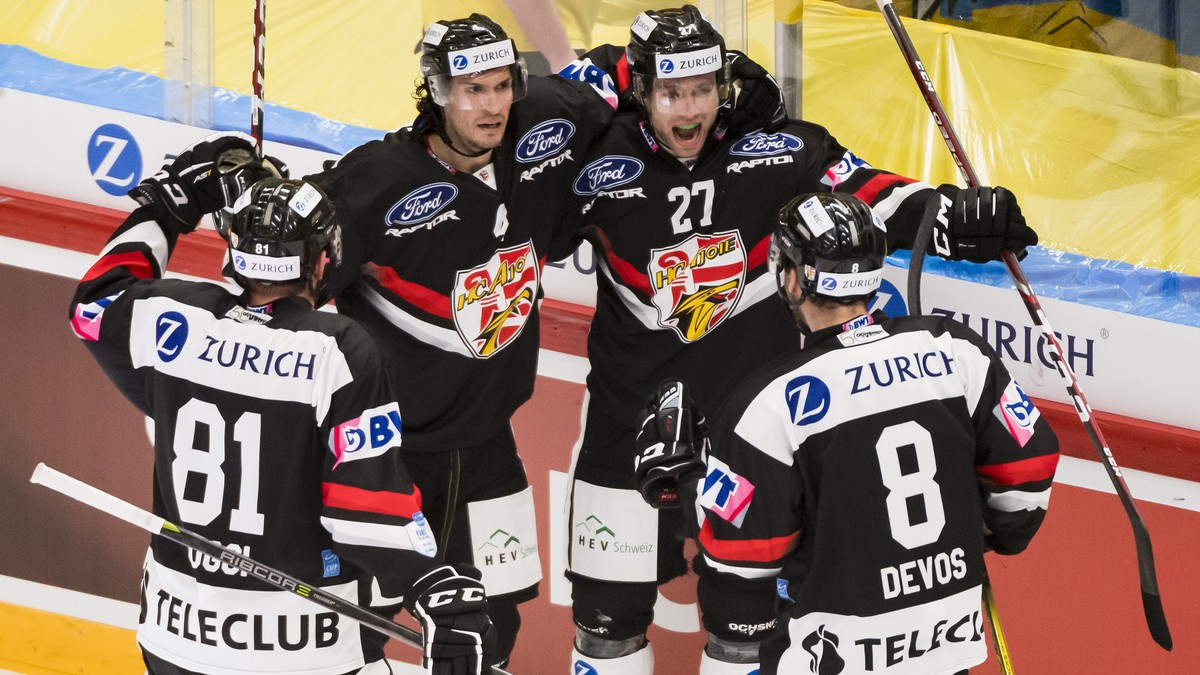 Joie des joueurs jurassiens apres le deuxieme but marque par l'attaquant jurassien Reto Schmutz, centre, lors de la finale de Coupe de Suisse de hockey sur glace Swiss Ice Hockey Cup, entre HC Aj ...