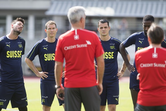 epa06791426 Swiss national soccer team players (L-R) Roman Buerki, Stephan Lichsteiner, head coach Vladimir Petkovic, Granit Xhaka, and Johan Djourou attend their team&#039;s training session in Lugan ...