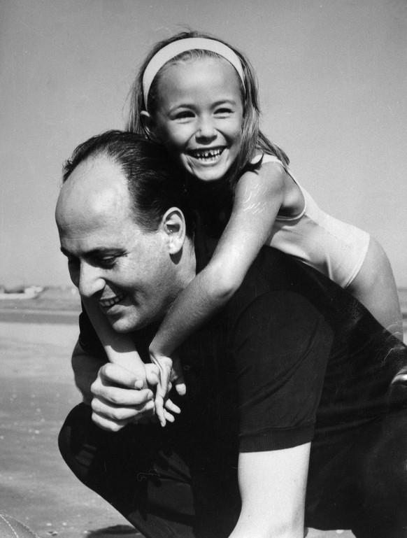 RECORD DATE NOT STATED Italian film director Roberto Rossellini playing with her daughter Isabella, Italy 1950s PUBLICATIONxNOTxINxITA ACHTUNG AUFNAHMEDATUM GESCH�TZT