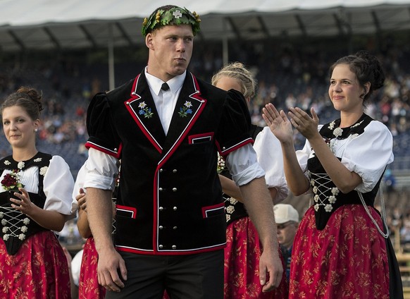 ZU DEN SCHWINGERKOENIGEN DER LETZTEN JAHRE AM EIDG. SCHWING- UND AELPLERFEST, STELLEN WIR IHNEN FOLGENDES BILDMATERIAL ZUR VERFUEGUNG - Matthias Sempach (BKSV) freut sich ueber den Koenigstitel am Sch ...