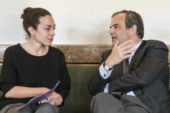 Der Parteipraesident der CVP, Gerhard Pfister, CVP-ZG, rechts, diskutiert mit Gianna Luzio, der Generalsekretaerin der CVP, an der Sondersession des Nationalrats, am Mittwoch, 8. Mai 2019 in der Wande ...