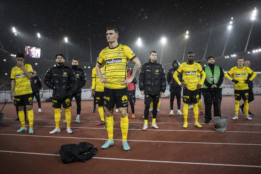 Enttaeuscht stehen die Berner vor den Fans im Fussball Meisterschaftsspiel der Super League zwischen dem Grasshopper Club Zuerich und den BSC Young Boys im Letzigrund, am Dienstag, 25. April 2023 in Z ...