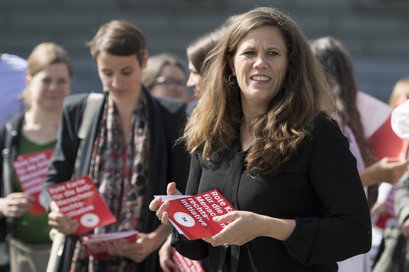 Mitglieder der NGO-Koalition &quot;Schutzfaktor M&quot;, mit Andrea Huber, Geschaeftsleiterin, rechts, und Claudine Essevia, Beiraetin, links, zeigen die rote Karte an einer Aktion gegen die Selbstbes ...