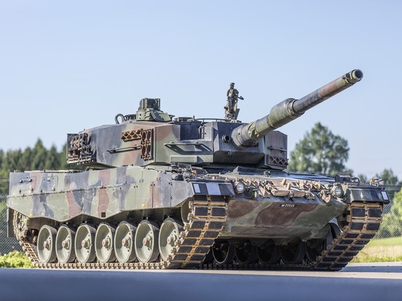 ARCHIV --- ZU DEN KRIEGSMATERIAL-EXPORTEN STELLEN WIR IHNEN FOLGENDES BILD ZUR VERFUEGUNG --- Ein Panzer 87 Leopard der Schweizer Armee, aufgenommen in Hinwil, am 17. Juli 2014. (KEYSTONE/Gaetan Bally) *** NO SALES, NO ARCHIVES ***