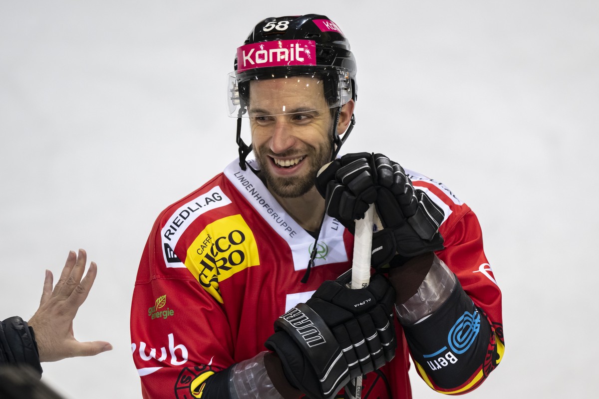 Berns Romain Loeffel, jubeln nach dem Sieg zum 4-3, beim Eishockey Meisterschaftsspiel der National League zwischen dem SC Bern und den ZSC Lions, am Samstag, 5. November 2022, in der PostFinance Aren ...