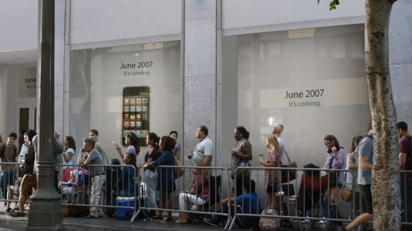 Damals verstand man den Andrang noch: Schlange vor dem Apple-Store 2007.