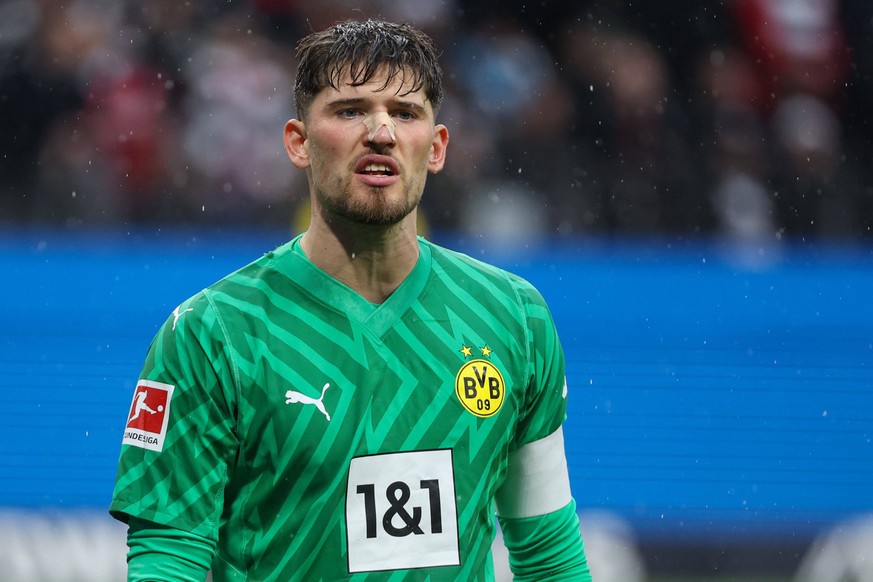 1. Bundesliga - Eintracht Frankfurt - Borussia Dortmund am 29.10.2023 im Deutsche Bank Park in Frankfurt Torwart Gregor Kobel Dortmund 1 ist verletzt und wird ausgewechselt *** 1 Bundesliga Eintracht  ...