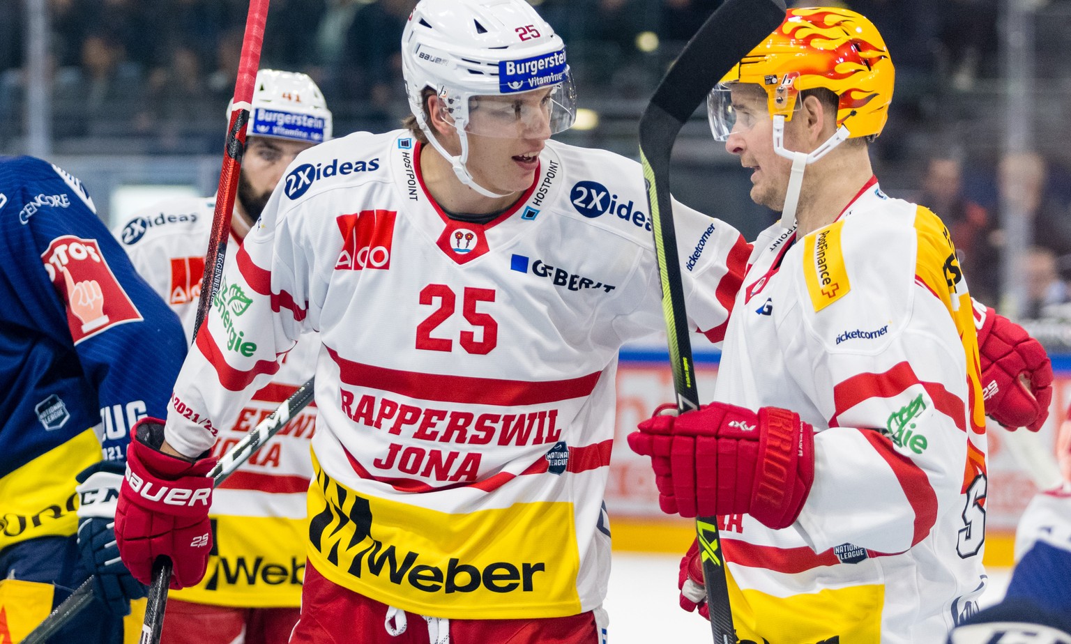 SC Rapperswil-Jona Lakers PostFinance Top Scorer Roman Cervenka, rechts, bejubelt mit Nando Eggenberger das Tor zum 1:0 im Eishockey Qualifikationsspiel der National League zwischen dem EV Zug und den ...