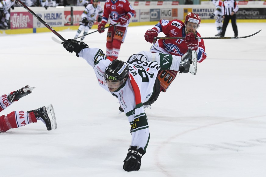 Silvan Wyss von Olten segelt durch die Luft, im dritten Playoff-Finalspiel der Eishockey Swiss League zwischen den SC Rapperswil-Jona Lakers und dem EHC Olten, am Ostermontag, 2. April 2018, in der St ...